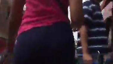 شاب يقوم بتصوير مؤخرات البنات في شوارع تونس