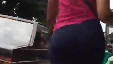 شاب يقوم بتصوير مؤخرات البنات في شوارع تونس