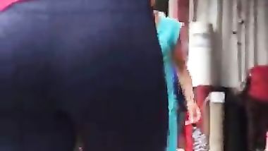 شاب يقوم بتصوير مؤخرات البنات في شوارع تونس