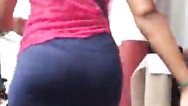 شاب يقوم بتصوير مؤخرات البنات في شوارع تونس