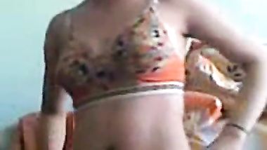 سكس حقيقي ينيك فيه الرجل الممحون فتاة البيضاء الناعمة من كسها و طيزها