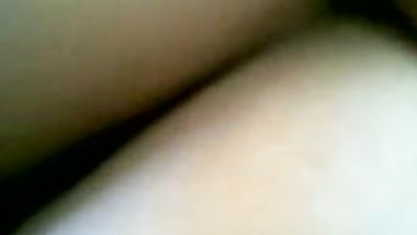 سكس حقيقي ينيك فيه الرجل الممحون فتاة البيضاء الناعمة من كسها و طيزها
