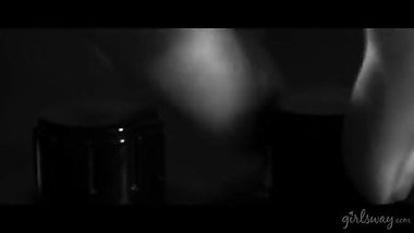 المغنية الشهيرة تمارس السحاق مع خادمتها المثيرة