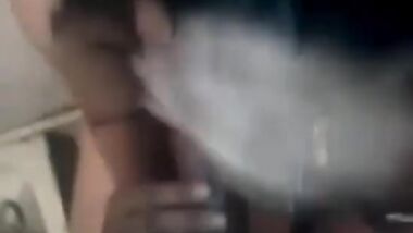 شرموطه مصريه بتمص فى الحمام وبتقوله كسمك زبرك فاجر